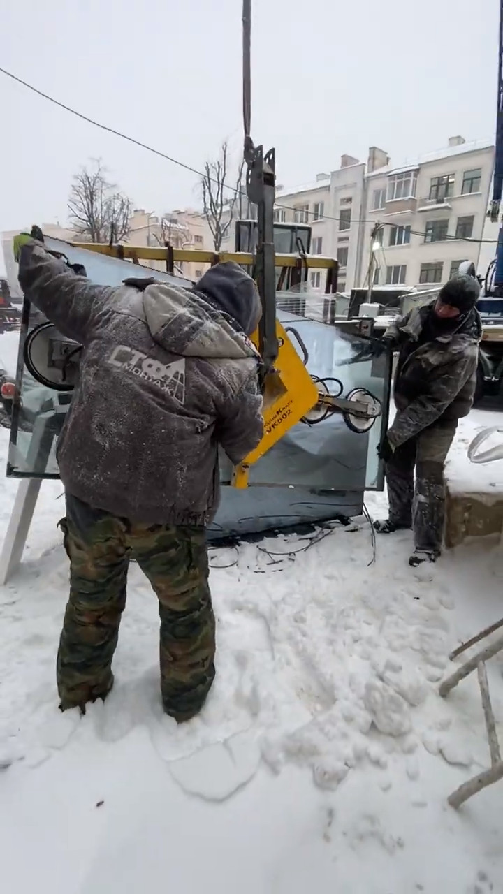 Остекление витражей с помощью вакуумного захвата в сложных погодных условиях