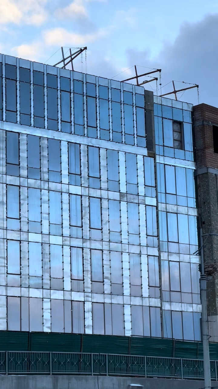 Команда «СТФ-монтаж» продолжает работу над остеклением фасадов